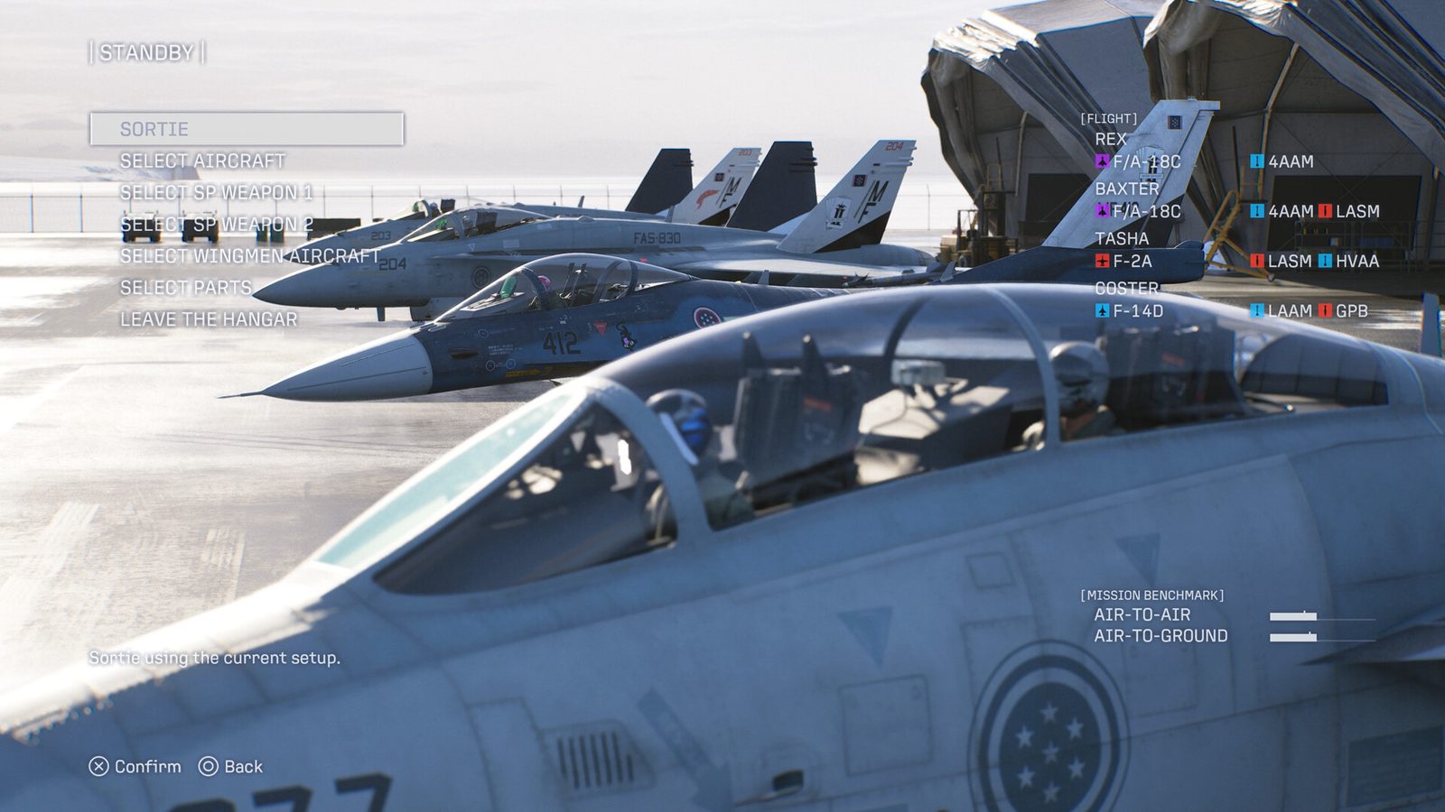 空戰奇兵8 希孚之翼 戴著頭盔的飛行員站在航空母艦甲板上，面向一架掛載飛彈的戰鬥機 1