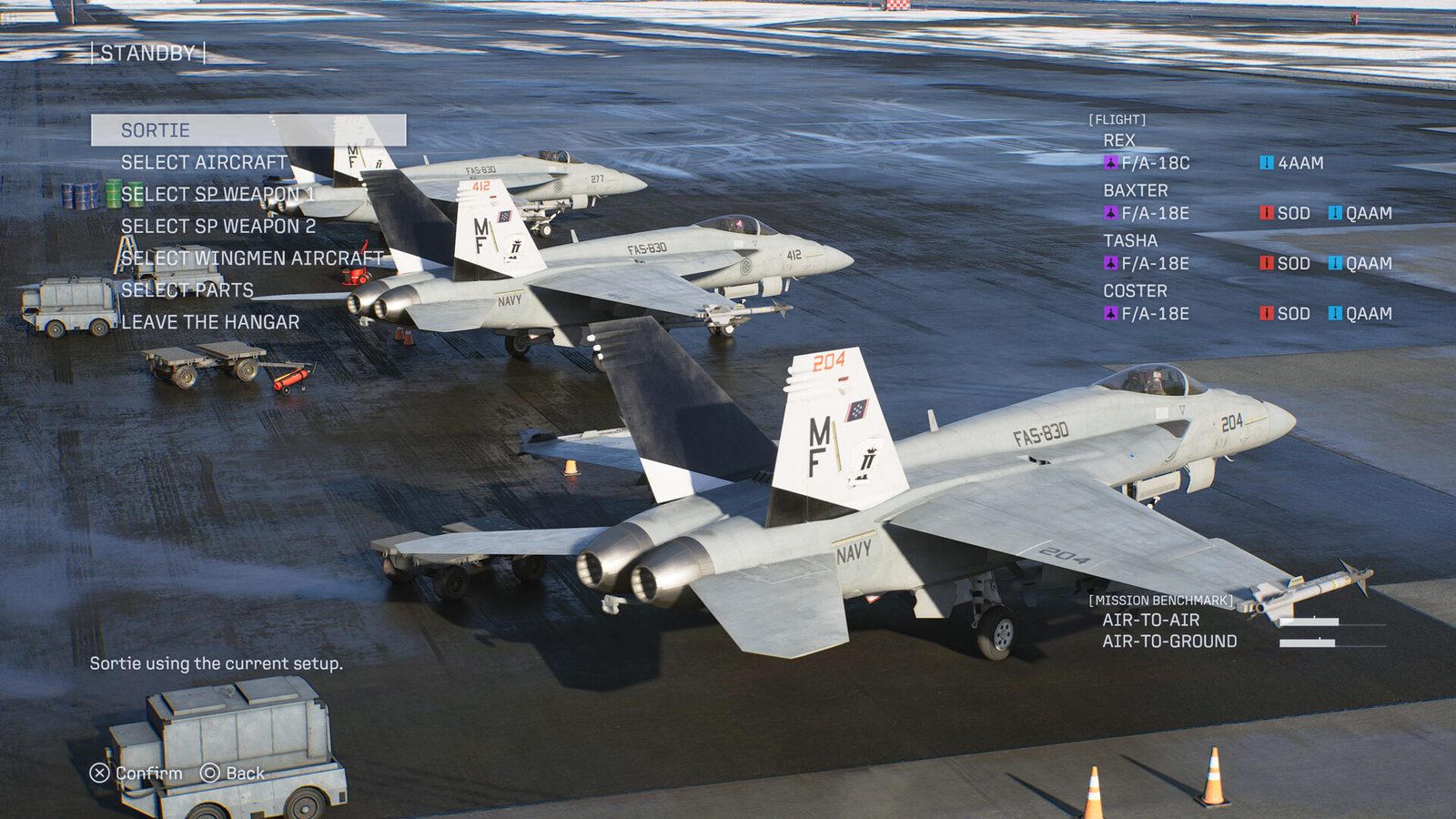 空戰奇兵8 希孚之翼 戴著頭盔的飛行員站在航空母艦甲板上，面向一架掛載飛彈的戰鬥機 2