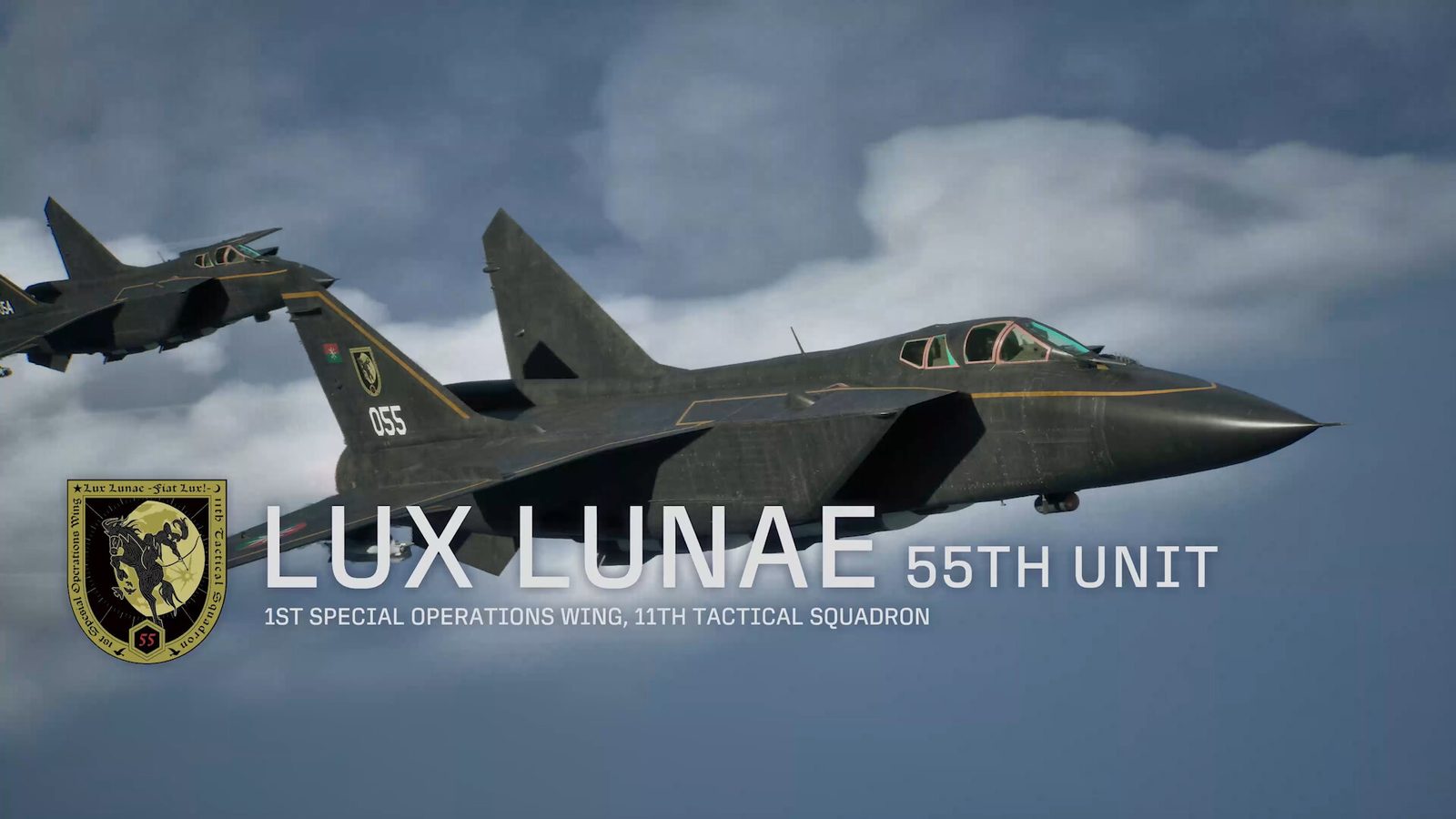 空戰奇兵8 希孚之翼 戴著頭盔的飛行員站在航空母艦甲板上，面向一架掛載飛彈的戰鬥機 5