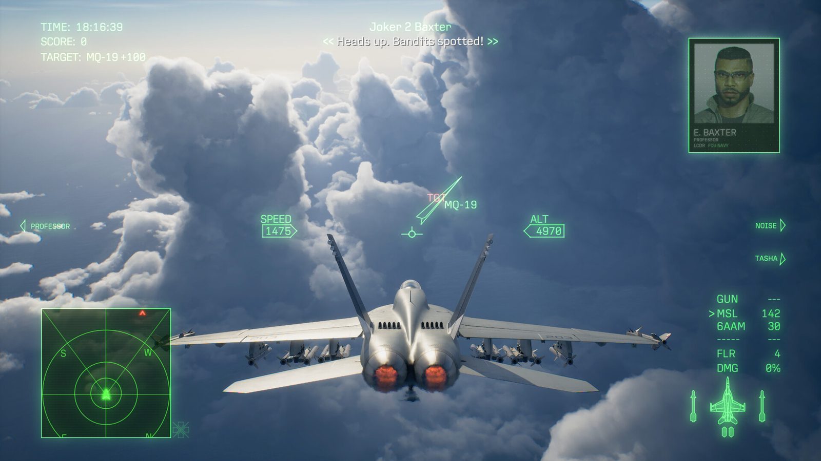 空戰奇兵8 希孚之翼 戴著頭盔的飛行員站在航空母艦甲板上，面向一架掛載飛彈的戰鬥機 6