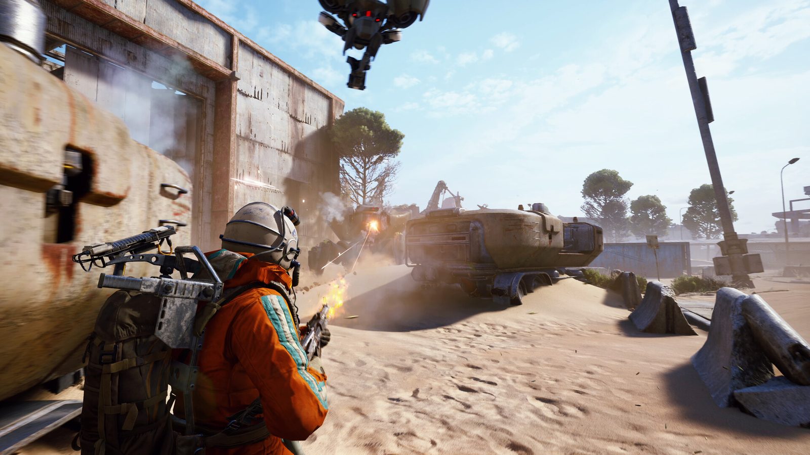 ARC Raiders En la entrada de un almacén con paredes de lámina acanalada oxidada, un Raider con un traje espacial naranja apunta con un arma, mientras otro Raider con auriculares aparece desenfocado en primer plano 5
