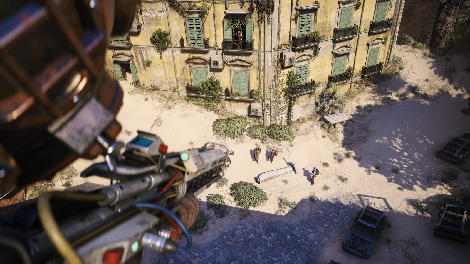 ARC Raiders En la entrada de un almacén con paredes de lámina acanalada oxidada, un Raider con un traje espacial naranja apunta con un arma, mientras otro Raider con auriculares aparece desenfocado en primer plano 6
