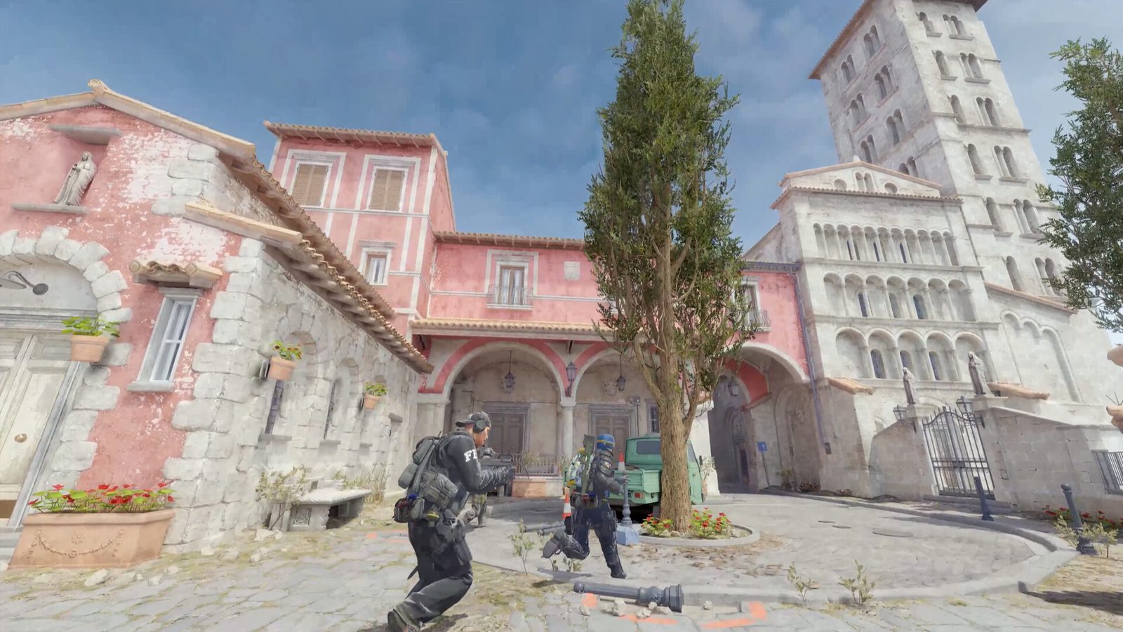 Counter-Strike 2 Un soldado con sombrero de jungla levanta una pistola en un patio soleado entre ruinas en la selva, frente a un letrero del punto 'A' 3