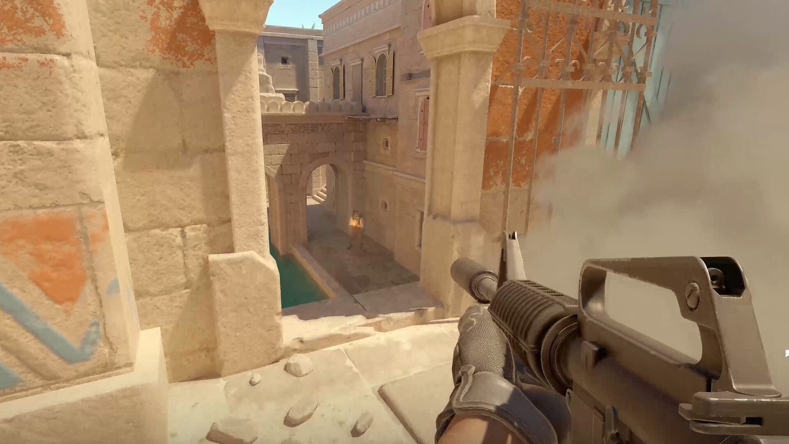Counter-Strike 2 Un soldado con sombrero de jungla levanta una pistola en un patio soleado entre ruinas en la selva, frente a un letrero del punto 'A' 4