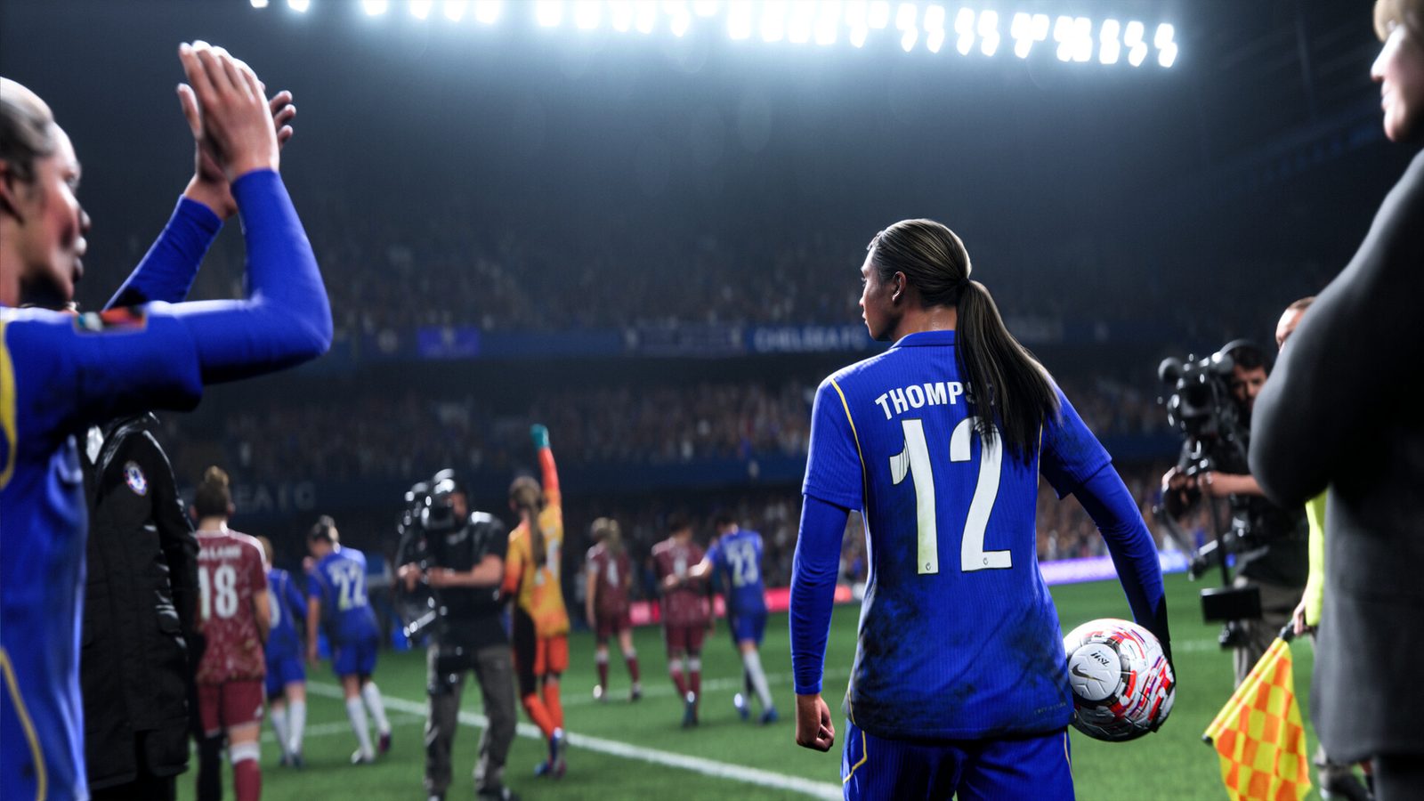 EA SPORTS FC 27 Vista aérea de una ciudad junto a un río, con canchas de fútbol de todos los tamaños entre sus calles, un estadio con cúpula blanca en el centro y, en el cielo, un globo aerostático y un avión que remolca una pancarta 6