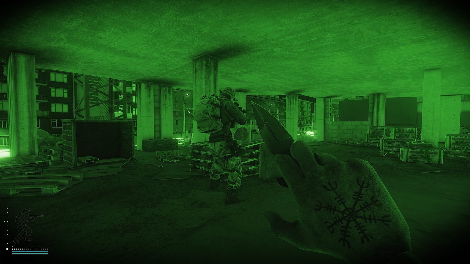 《逃離塔科夫》Steam 官方圖片：一根蠟燭照亮工作檯，拆開的步槍零件、霰彈、工具與筆記型電腦散落其上 3