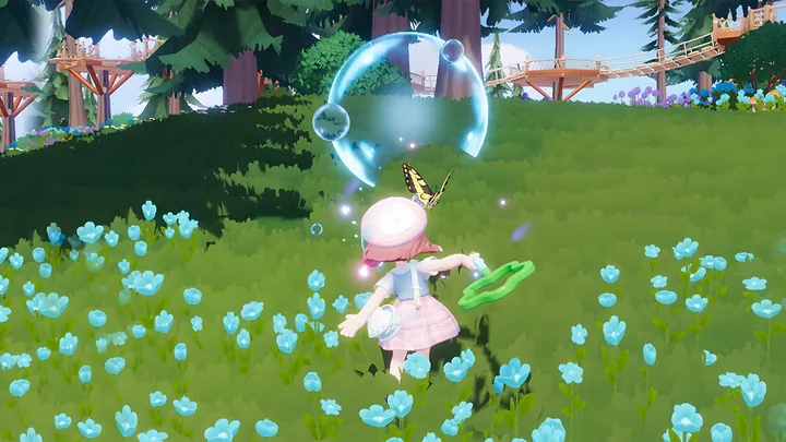 Un personaje con sombrero rosa corre con una red por una pradera de flores azules, persiguiendo una mariposa y una gran burbuja