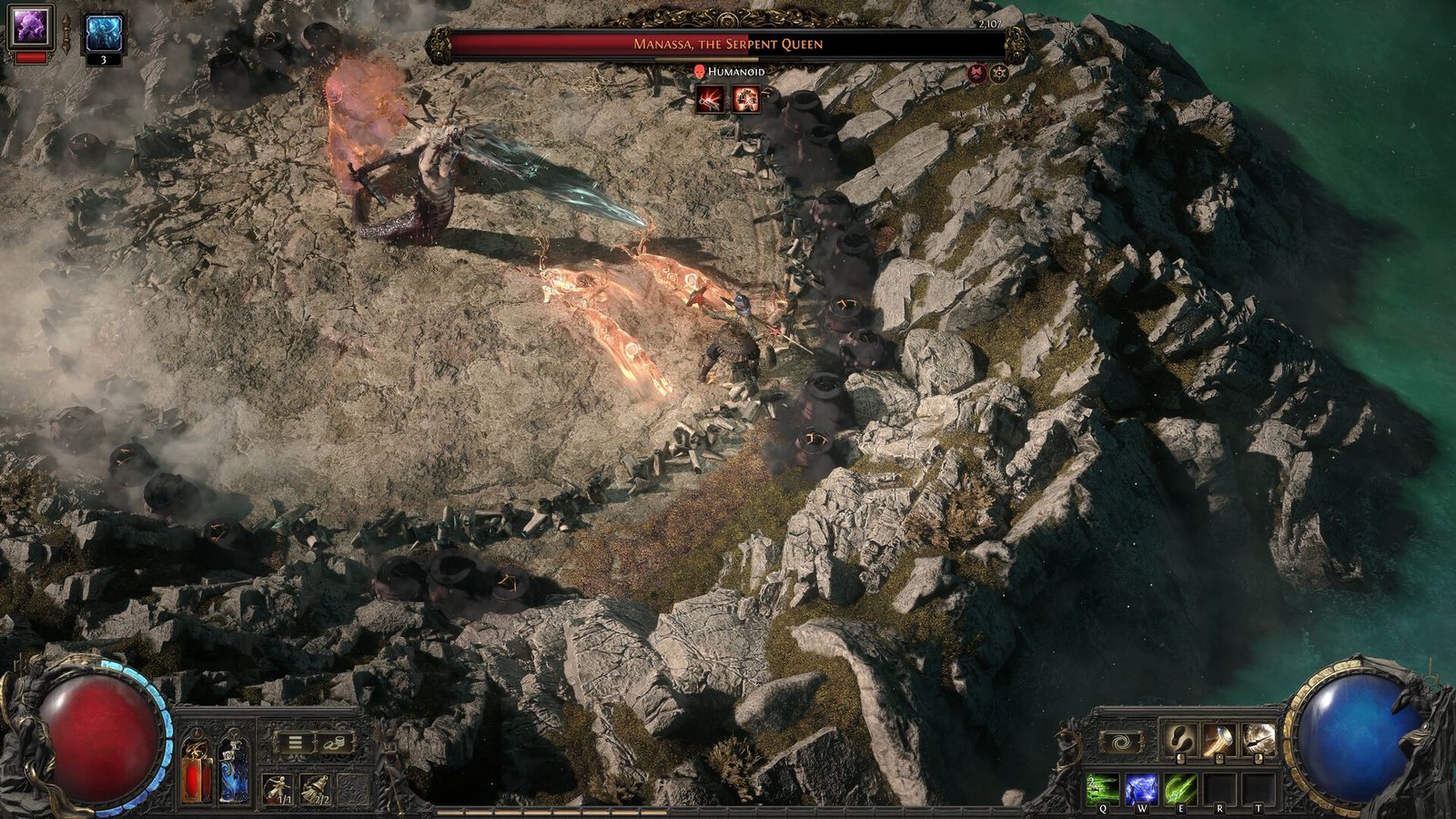 Path of Exile 2 안개가 낮게 깔린 폐허 성채의 안뜰에서 창을 쥔 유배자가 불이 꺼진 제단 앞에 서서 아래쪽 계곡을 내려다보는 장면 3