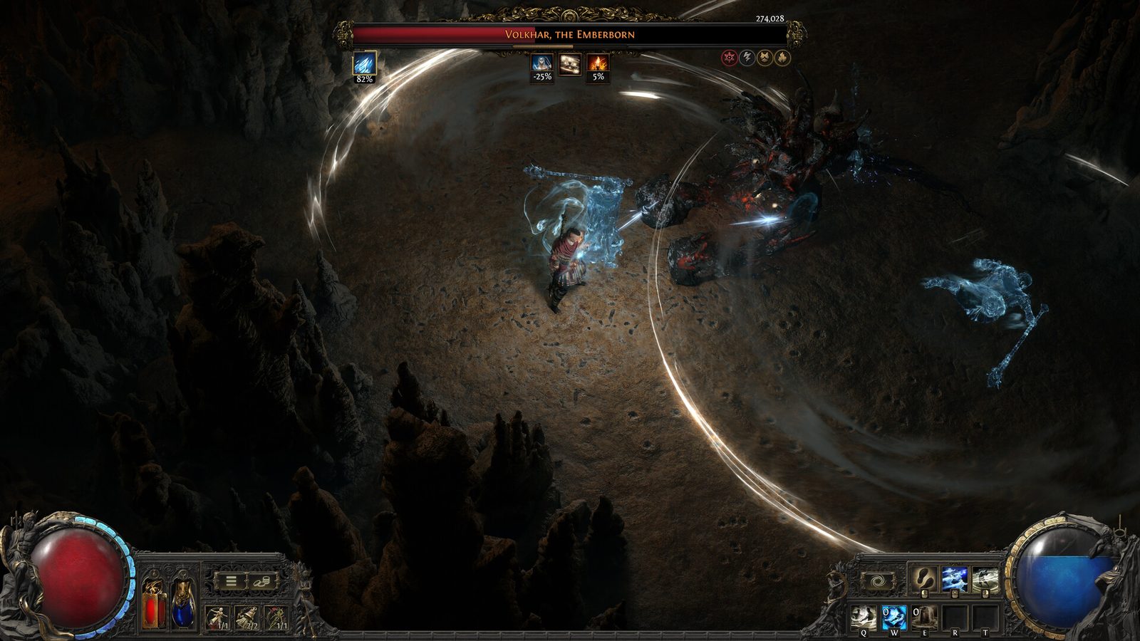 Path of Exile 2 안개가 낮게 깔린 폐허 성채의 안뜰에서 창을 쥔 유배자가 불이 꺼진 제단 앞에 서서 아래쪽 계곡을 내려다보는 장면 4