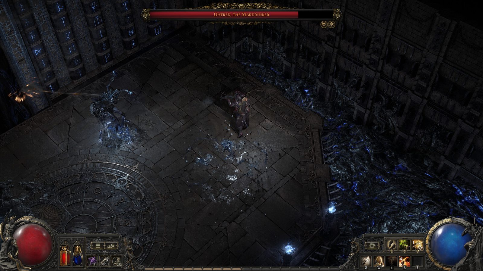 Path of Exile 2 안개가 낮게 깔린 폐허 성채의 안뜰에서 창을 쥔 유배자가 불이 꺼진 제단 앞에 서서 아래쪽 계곡을 내려다보는 장면 5