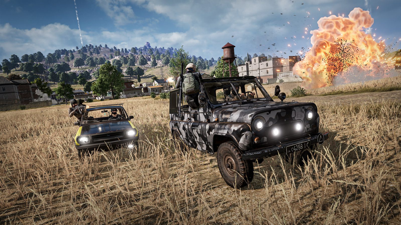 PUBG: BATTLEGROUNDS Un escuadrón de supervivientes armados y con casco avanza entre el polvo bajo un cielo nublado lleno de paracaídas 1