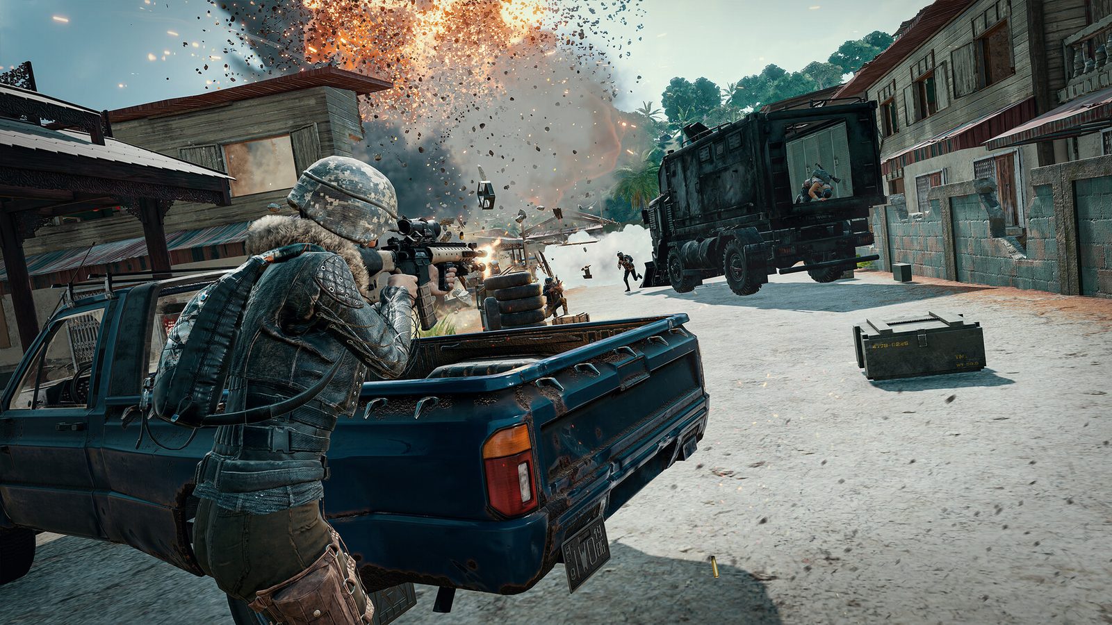 PUBG: BATTLEGROUNDS Un escuadrón de supervivientes armados y con casco avanza entre el polvo bajo un cielo nublado lleno de paracaídas 3