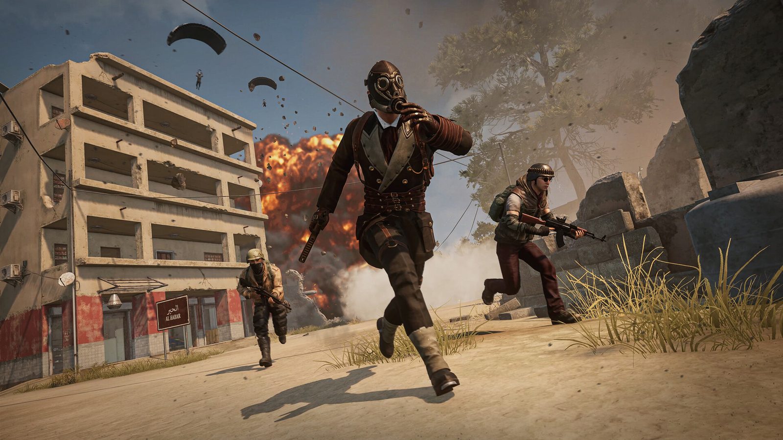 PUBG: BATTLEGROUNDS Un escuadrón de supervivientes armados y con casco avanza entre el polvo bajo un cielo nublado lleno de paracaídas 5