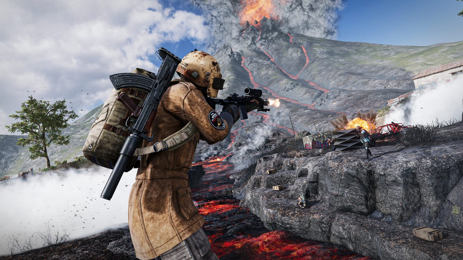 PUBG: BATTLEGROUNDS Un escuadrón de supervivientes armados y con casco avanza entre el polvo bajo un cielo nublado lleno de paracaídas 6
