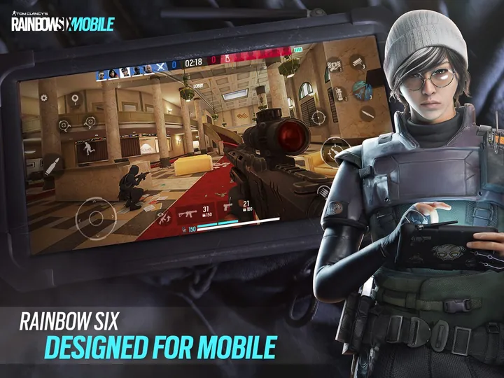 Imagen de Rainbow Six Mobile en la App Store que muestra a un agente con gorro de lana y lentes redondos, de pie con un control, junto a la pantalla de un teléfono con una vista en primera persona de un arma apuntando en el vestíbulo de un banco