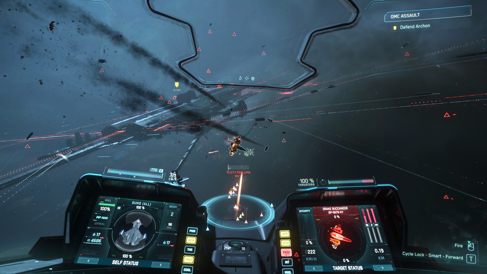 Una captura de Squadron 42 en Steam muestra a un soldado con traje espacial caminando junto a un caza posado sobre el suelo oscuro de un hangar, mientras otra nave cruza el cielo 3