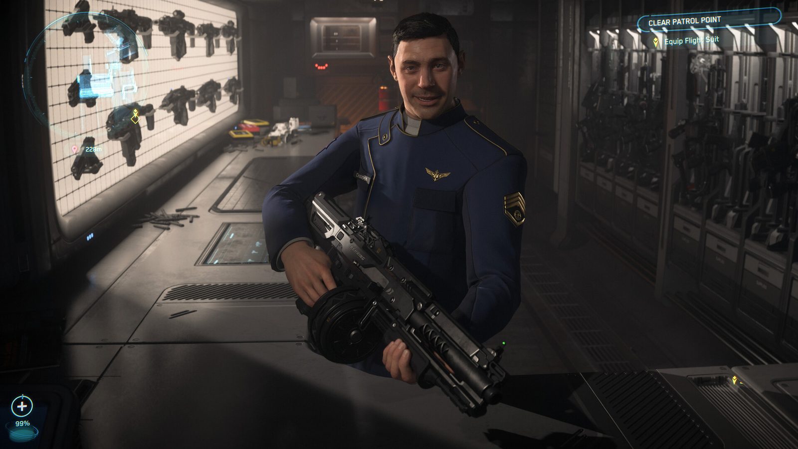 Una captura de Squadron 42 en Steam muestra a un soldado con traje espacial caminando junto a un caza posado sobre el suelo oscuro de un hangar, mientras otra nave cruza el cielo 6