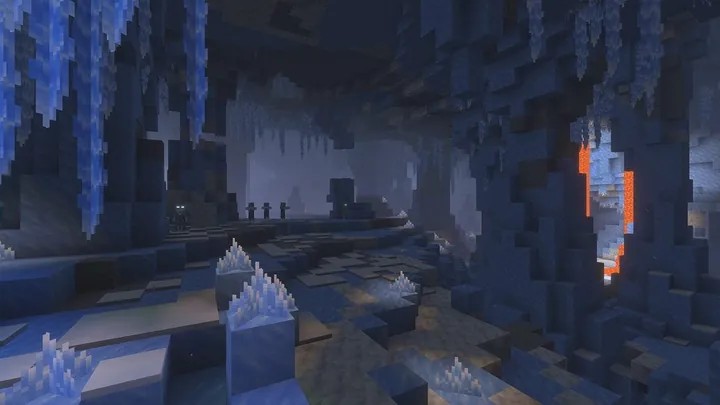 Una cueva de Minecraft llena de hielo azul y carámbanos que cuelgan del techo