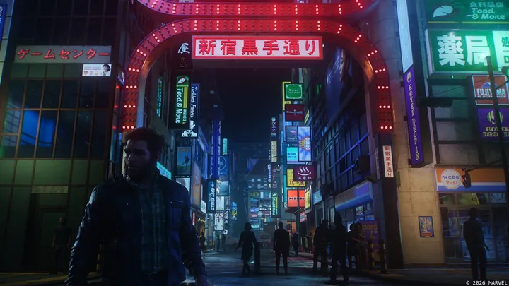 Una escena de Marvel's Wolverine: Logan, vestido con una chaqueta de cuero, sale caminando bajo un arco de bombillas rojas a la entrada de un callejón de Shinjuku lleno de letreros de neón