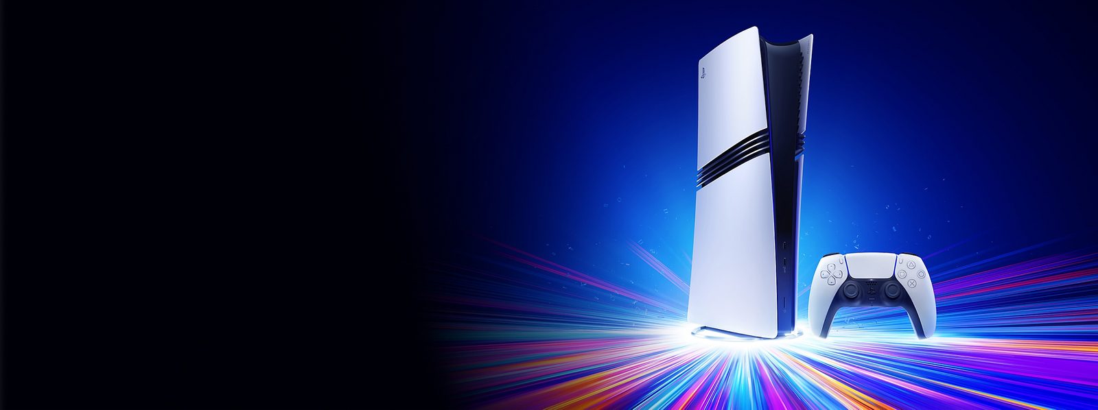 PlayStation官方圖片，白色PS5主機與DualSense控制器擺在深色背景前，後方散射出多彩光束