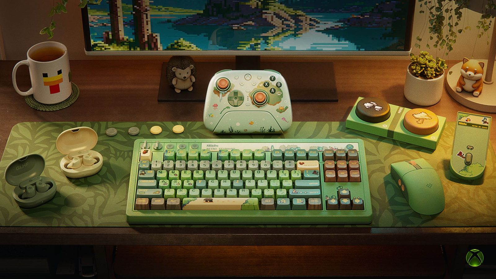 一台半透明的绿色主机放在深色展示台上，灯光落在侧面刻着的序列号上 3